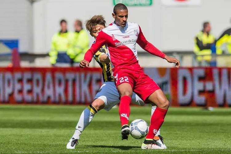 达尼洛同时斩获两座欧冠&解放者杯冠军，为历史首人