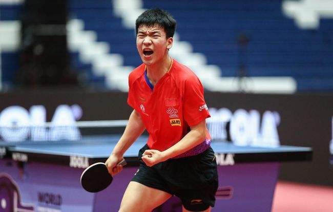 为什么外野手在追球时需要用余光判断自己离全垒打墙的距离