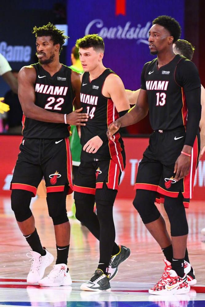 解析“百家乐与人生的跨界逻辑”：风险、收益与止损的终极探讨。（从百家乐看人生：风险、收益与止损的深度剖析）